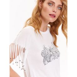 T-SHIRT DAMSKI BIAŁY Z NADRUKIEM ORAZ Z FRĘDZLAMI PRZY RĘKAWACH. Białe bluzki damskie nietoperze Top Secret, z nadrukiem, z okrągłym kołnierzem. W wyprzedaży za 29,99 zł.