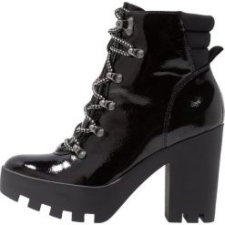 Calvin Klein Jeans SHARLA Botki na obcasie black. Czarne botki damskie na obcasie Calvin Klein Jeans, z jeansu. Za 929,00 zł.