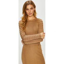 Guess Jeans - Sweter Glenda. Żółte swetry damskie Guess Jeans, s, z aplikacjami, z wiskozy, z krótkim rękawem, krótkie, bez kaptura. W wyprzedaży za 259,90 zł.
