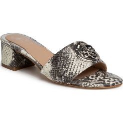 Klapki GUESS - Darice4 FL6DA4 PEL19 MULTI. Szare klapki damskie Guess, z aplikacjami, ze skóry ekologicznej, bez obcasa, na obcasie. Za 589,00 zł.