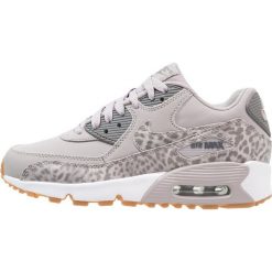 Nike Sportswear AIR MAX 90 LTR SE GG Tenisówki i Trampki atmosphere grey/gunsmoke/white. Szare trampki dziewczęce Nike Sportswear, ze skóry. W wyprzedaży za 375,20 zł.