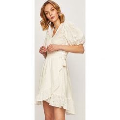 Scotch & Soda - Sukienka. Białe sukienki damskie Scotch & Soda, na co dzień, s, bez wzorów, z bawełny, casualowe, bez kołnierzyka, z krótkim rękawem, krótkie, mini, rozkloszowane. W wyprzedaży za 599,90 zł.