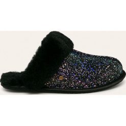 UGG - Kapcie Scuffette II Cosmos. Czarne kapcie damskie Ugg, z wełny. W wyprzedaży za 329,90 zł.