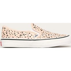 Vans - Tenisówki x Leila Hurst. Różowe trampki i tenisówki damskie Vans, bez wzorów, z gumy, bez zapięcia. W wyprzedaży za 249,90 zł.