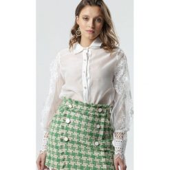Biała Koszula Raisa. Białe bluzki damskie Born2be, s, w koronkowe wzory, z koronki, eleganckie, bez kołnierzyka, bez rękawów. Za 99,99 zł.