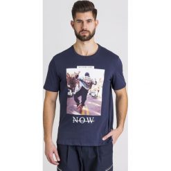 T-SHIRT EASY GO Guess. Niebieskie t-shirty męskie Guess, s, z nadrukiem, z bawełny, z okrągłym kołnierzem. Za 113,40 zł.