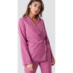 NA-KD Classic Kopertowa marynarka z rękawem z rozcięciem - Pink. Różowe marynarki damskie NA-KD Classic, bez wzorów. W wyprzedaży za 64,78 zł.