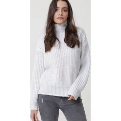 Biały Golf Atherton. Białe swetry damskie Born2be, na zimę, uniwersalny, bez wzorów, bez rękawów, długie, bez kaptura. Za 189,99 zł.