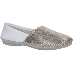 Białe półbuty skórzane slip on S.Barski 62608. Białe półbuty damskie S.barski, bez wzorów, bez obcasa, bez zapięcia. Za 109,99 zł.