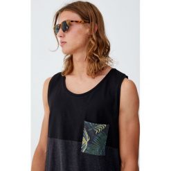 Koszulka na ramiączkach ze wzorzystą kieszonką. Zielone koszulki męskie Pull&Bear, m, bez wzorów, bez kołnierzyka, bez rękawów. Za 39,90 zł.