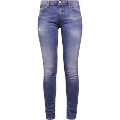 Emporio Armani Jeans Skinny Fit light blue denim. Niebieskie rurki damskie Emporio Armani, z elastanu. W wyprzedaży za 557,40 zł.