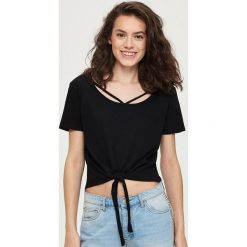 T-shirt z wiązaniem - Czarny. Czarne t-shirty damskie Sinsay, s, bez wzorów, bez kołnierzyka. Za 39,99 zł.