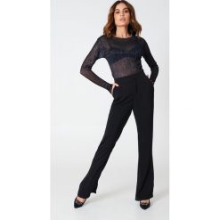 Spodnie z wysokim stanem: Hannalicious x NA-KD Spodnie garniturowe bootcut – Black