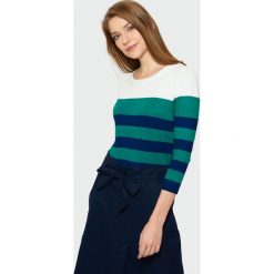 Sweterek z ozdobnym wiązaniem z tyłu. Szare swetry damskie Greenpoint, bez wzorów, z wiskozy, bez rękawów, bez kaptura. Za 39,99 zł.