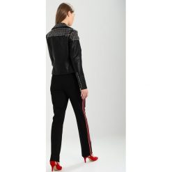 Liu Jo Jeans GIUBBOTTO SPALMATO BIG BAND Kurtka ze skóry ekologicznej nero. Czarne kurtki damskie marki Liu Jo Jeans, bez wzorów, z poliesteru, bez kaptura. W wyprzedaży za 863,20 zł.