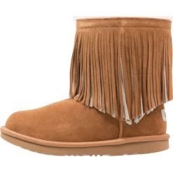 UGG CLASSIC SHORT II FRINGE Botki chestnut. Brązowe botki damskie marki Ugg, z futra. Za 719,00 zł.