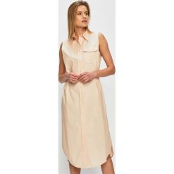 Calvin Klein - Sukienka. Pomarańczowe sukienki damskie Calvin Klein, na co dzień, bez wzorów, z elastanu, casualowe, z asymetrycznym kołnierzem, bez rękawów, midi, asymetryczne. W wyprzedaży za 449,90 zł.