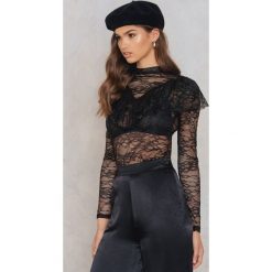 NA-KD Party Koronkowy top z falbanką w kształcie litery V - Black. Czarne topy damskie NA-KD Party, bez wzorów, z elastanu, z falbankami. W wyprzedaży za 30,28 zł.