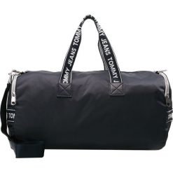 Tommy Jeans LOGO DUFFEL Torba sportowa blue. Niebieskie torby podróżne Tommy Jeans, bez wzorów, z jeansu, sportowe. Za 509,00 zł.