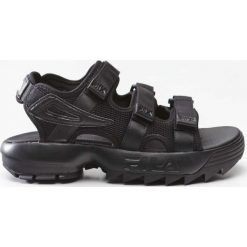 Fila czarne Disruptor Sandal Wmn 12V Black Black. Czarne sandały damskie Fila, bez wzorów, z syntetyku, bez obcasa, na rzepy. W wyprzedaży za 243,56 zł.
