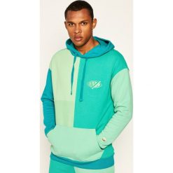 Bluza Guess J BALVIN M0FQ68 RA1B0. Zielone bluzy męskie Guess, m, z aplikacjami, bez kołnierzyka, bez rękawów, bez kaptura. W wyprzedaży za 289,00 zł.