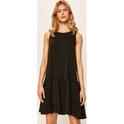 Love Moschino - Sukienka. Czarne sukienki damskie Love Moschino, na co dzień, s, z nadrukiem, z elastanu, casualowe, z okrągłym kołnierzem, bez rękawów, mini, rozkloszowane. W wyprzedaży za 699,90 zł.
