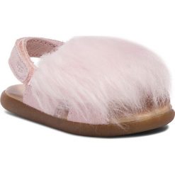 Sandały UGG - I Holly 1092310I Inf/Slpn. Różowe sandały dziewczęce Ugg, z zamszu. W wyprzedaży za 429,00 zł.