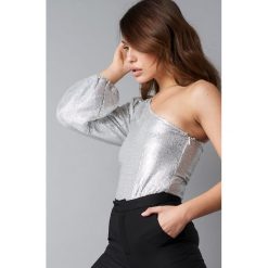NA-KD Party One Shoulder Sequins Top - Silver. Szare topy damskie marki NA-KD Party, bez wzorów, z materiału, bez kołnierzyka. W wyprzedaży za 70,97 zł.