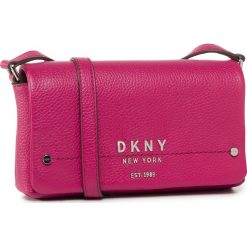 Torebka DKNY - R01EAH01 Pink 688. Różowe listonoszki damskie DKNY, bez wzorów, ze skóry, bez dodatków. W wyprzedaży za 539,00 zł.