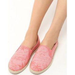 Różowe Espadryle Palm Beach. Różowe espadryle damskie marki Born2be, z nadrukiem, bez obcasa, na płaskiej podeszwie. Za 39,99 zł.