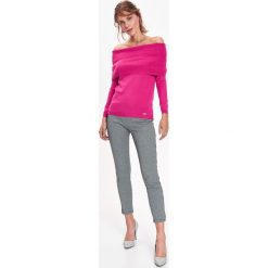 CIENKI SWETER Z ODKRYTYMI RAMIONAMI. Szare swetry klasyczne damskie Top Secret, na jesień. Za 59,99 zł.