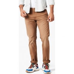 Spodnie chino - Tapered fit - w kolorze jasnobrązowym. Pomarańczowe spodnie męskie DOCKERS, m, w paski. W wyprzedaży za 175,95 zł.