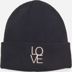 Czapka z napisem Love - Czarny. Czarne czapki damskie House, z napisami. Za 29,99 zł.