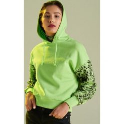 Krótka bluza z wężowym wzorem - Zielony. Zielone bluzy damskie Cropp, s, bez wzorów, z krótkim rękawem, krótkie, bez kaptura. Za 99,99 zł.