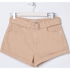 Szorty high waist z paskiem - Beżowy. Brązowe szorty damskie Sinsay, bez wzorów, z podwyższonym stanem. Za 59,99 zł.