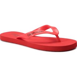 Japonki CALVIN KLEIN - Ff Sandals KM0KM00341 Flame Scarlet 655. Czerwone klapki męskie Calvin Klein, bez wzorów, z tworzywa sztucznego. W wyprzedaży za 99,00 zł.