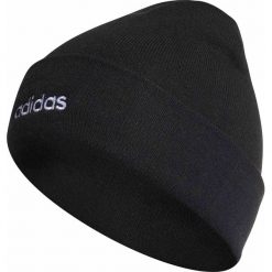 CZAPKA ZIMOWA ADIDAS WYWIJANA (DAMSKA). Czarne czapki damskie Adidas, na zimę, z napisami, z elastanu. Za 59,99 zł.