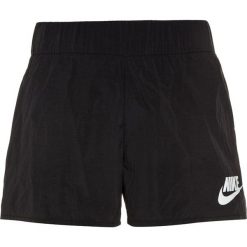 Nike Performance TECH Krótkie spodenki sportowe black/white. Czarne spodenki chłopięce marki Nike Performance, z materiału, sportowe. W wyprzedaży za 125,30 zł.