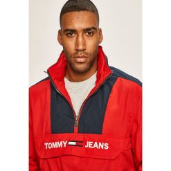 Tommy Jeans - Kurtka. Czerwone płaszcze męskie Tommy Jeans, s, bez wzorów, z bawełny, krótkie, z kapturem. Za 849,90 zł.