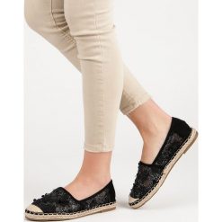 KORONKOWE ESPADRYLE W KWIATY. Białe baleriny damskie Nio Nio, w kwiaty, z koronki, bez obcasa. Za 49,90 zł.