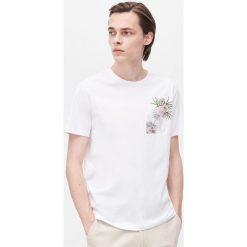 T-shirt z nadrukiem i kieszenią - Biały. Białe t-shirty męskie Reserved, s, z nadrukiem, bez kołnierzyka. W wyprzedaży za 25,99 zł.