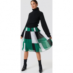 Rut&Circle Sweter z falbanką - Black. Czarne swetry klasyczne damskie Rut&Circle, z dzianiny, z falbankami. Za 141,95 zł.
