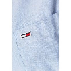 Tommy Jeans - Koszula. Białe bluzki damskie Tommy Jeans, s, bez wzorów, z bawełny, klasyczne, z klasycznym kołnierzykiem, z długim rękawem. Za 299,90 zł.