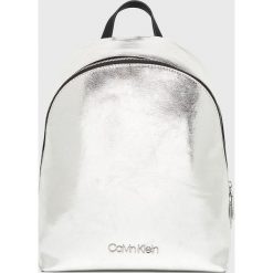 Calvin Klein - Plecak. Szare plecaki damskie marki Calvin Klein, ze skóry ekologicznej. Za 549,90 zł.