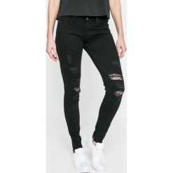 Levi's - Jeansy 710. Czerwone rurki damskie marki Levi's®. W wyprzedaży za 249,90 zł.