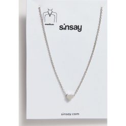 Naszyjnik z serduszkiem - Jasny szary. Szare naszyjniki damskie Sinsay. Za 10,00 zł.
