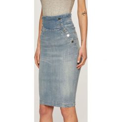 Guess Jeans - Spódnica jeansowa. Niebieskie spódniczki damskie Guess Jeans, na co dzień, z aplikacjami, z elastanu, casualowe, midi, ołówkowe. W wyprzedaży za 399,90 zł.