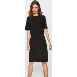 Armani Exchange - Sukienka. Czarne sukienki damskie Armani Exchange, na co dzień, bez wzorów, z elastanu, casualowe, z okrągłym kołnierzem, z krótkim rękawem, krótkie, mini, proste. W wyprzedaży za 269,90 zł.