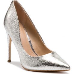 Szpilki GUESS - Okley3 FL6OK3 LEL08 SILVER. Szare półbuty damskie Guess, z aplikacjami, ze skóry ekologicznej, bez obcasa, na obcasie, bez zapięcia. W wyprzedaży za 359,00 zł.