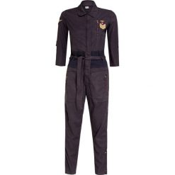 Kombinezon AERONAUTICA MILITARE. Niebieskie kombinezony damskie Aeronautica Militare, z aplikacjami, z tkaniny, militarne, bez kołnierzyka, bez rękawów. W wyprzedaży za 1248,00 zł.
